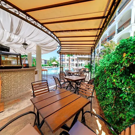 Avenue Deluxe ساني بيتش
