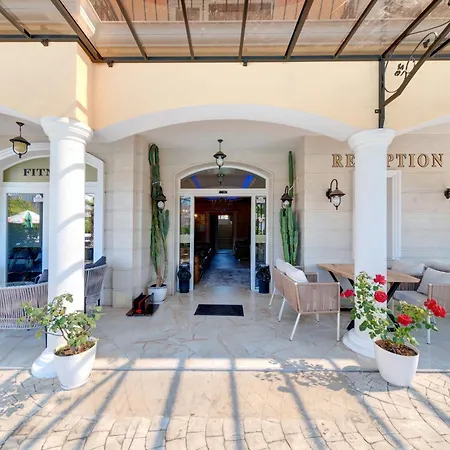 Avenue Deluxe ホテル 4*