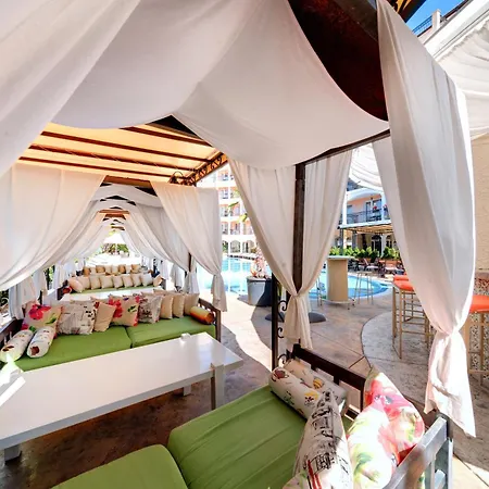 Avenue Deluxe ساني بيتش