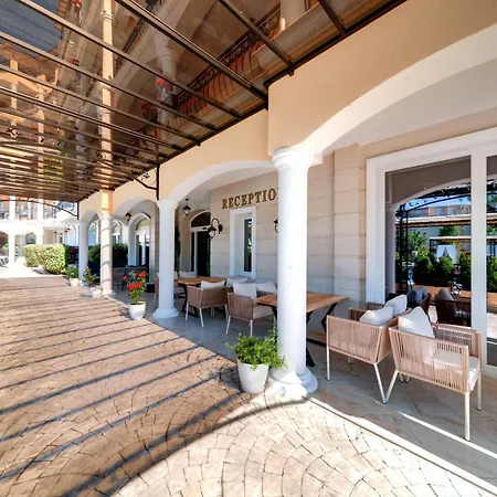 Avenue Deluxe ホテル 4*