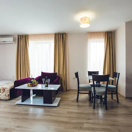 Avenue Deluxe ساني بيتش