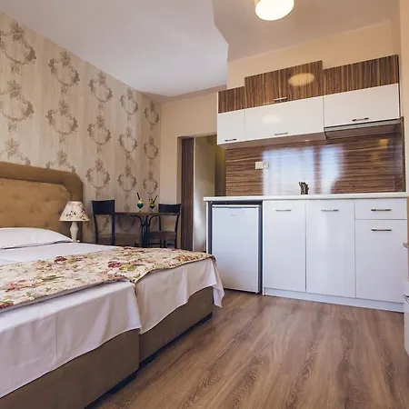 Avenue Deluxe ساني بيتش