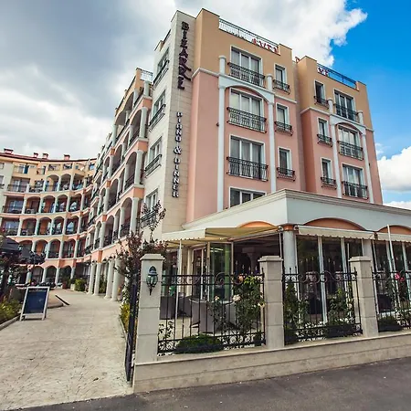 Avenue Deluxe ساني بيتش