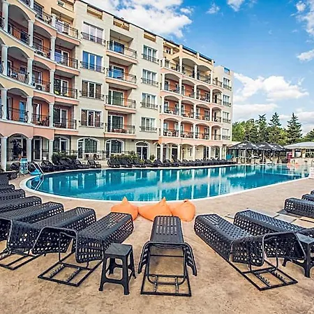 Avenue Deluxe ساني بيتش