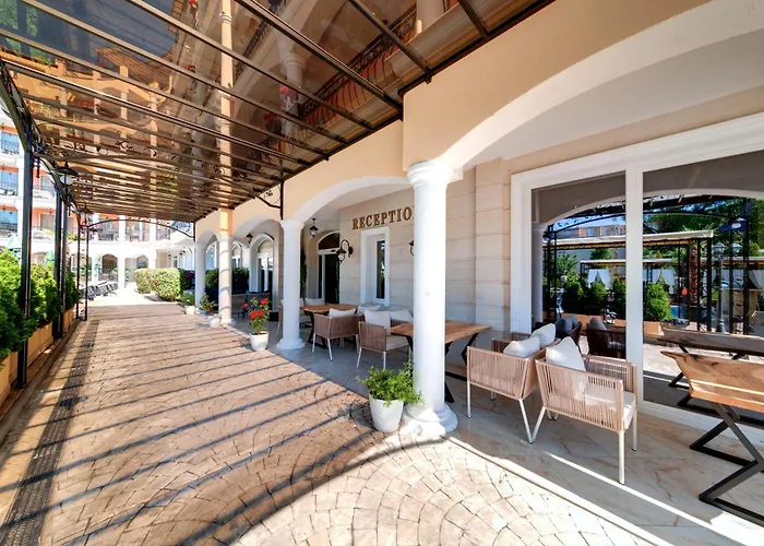 Avenue Deluxe Hotell 4*