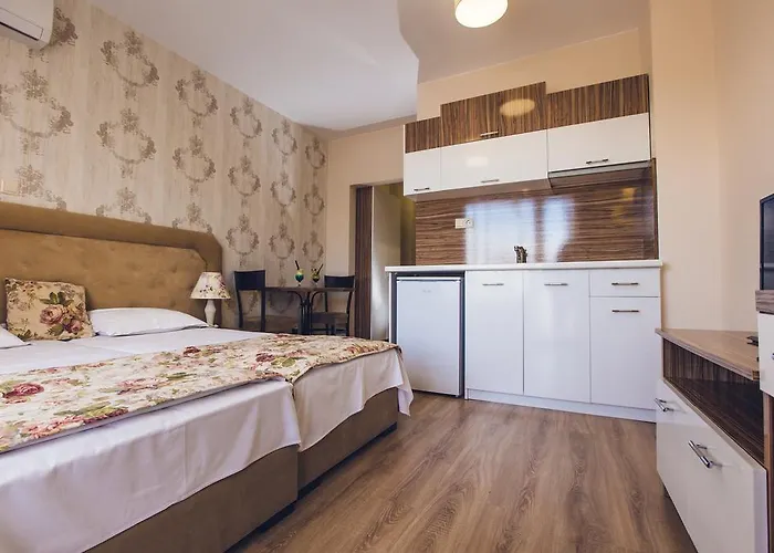 Avenue Deluxe ساني بيتش