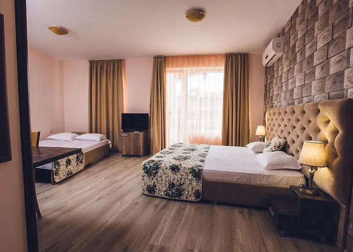 Отель Avenue Deluxe 4*