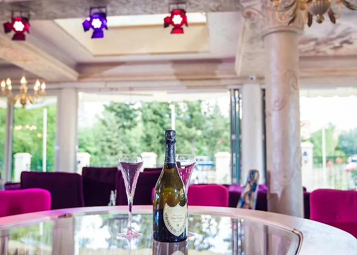 Avenue Deluxe Отель